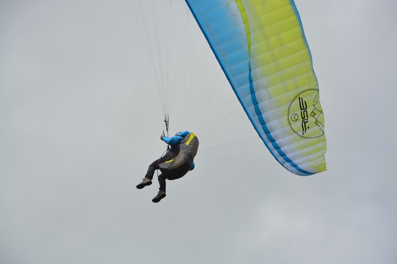 Panaudoti Paragliding,  Paraglider,  Parasparnių Būstinė-Paraglider,  Skristi,  Pramogų,  Oro,  Pramogos Veikla,  Pilkas Dangus, Nemokamos Nuotraukos,  Nemokama Licenzija