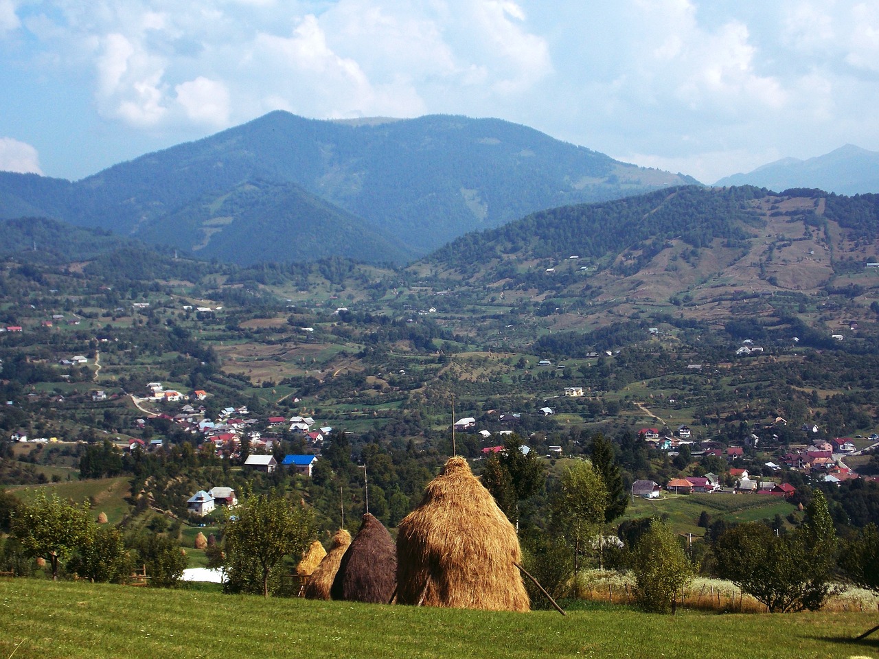 Haystacks, Kraštovaizdis, Kalnai, Debesis, Mėlynas, Dangus, Romanija, Saulė, Augmenija, Vargas