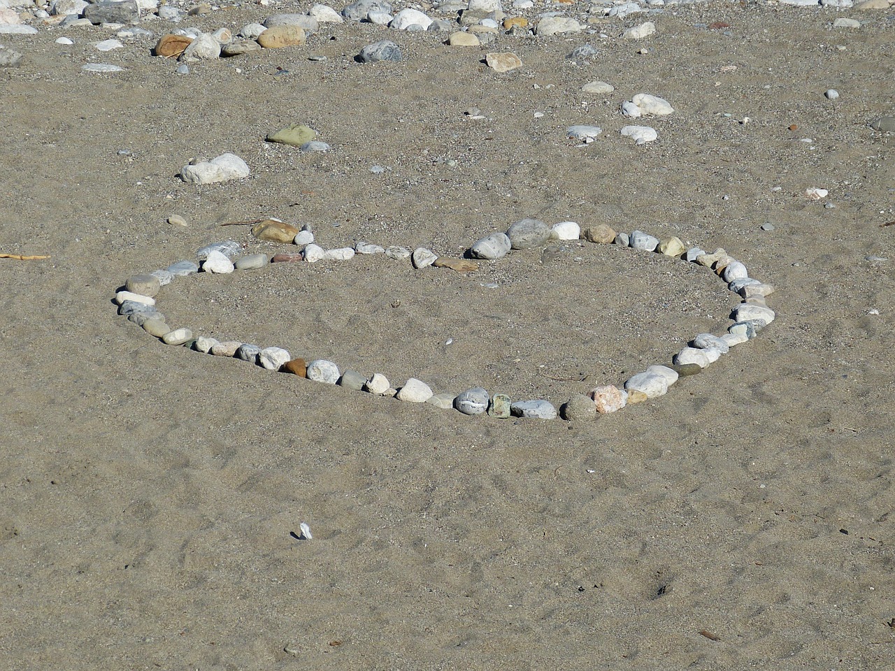 Širdis, Papludimys, Smėlis, Akmenys, Meilė, Šventė, Mėgėjai, Valentine, Simbolis, Jausmai