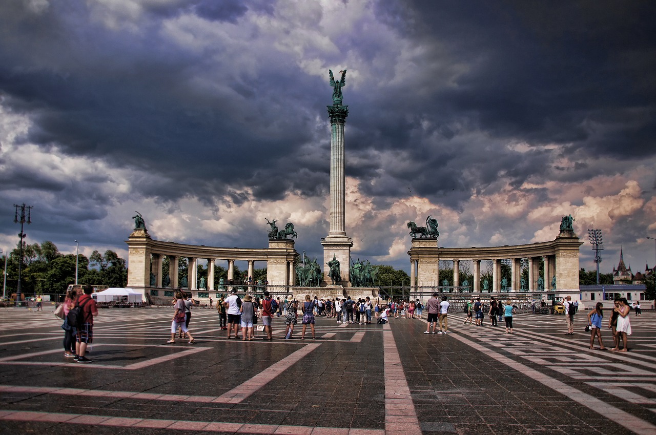 Heldenplatz, Budapest, Lankytinos Vietos, Pusiau Ratas, Turistai, Paminklas, Orientyras, Vengrija, Debesys, Nemokamos Nuotraukos