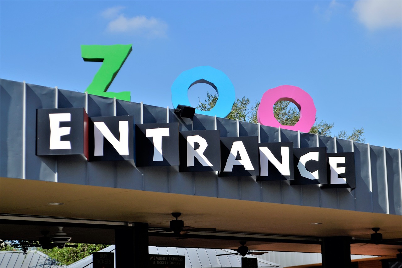 Hermano Parko Zoologijos Sode, Įėjimas, Houstonas, Texas, Logotipas, Tentai, Balta, Žalias, Mėlynas, Violetinė