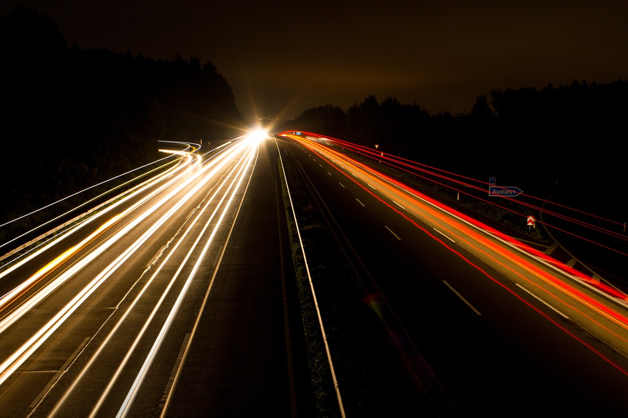 Greitkelis, Naktinė Nuotrauka, Žibintai, Naktis, Apšvietimas, Tamsi, Tamsa, Balta, Raudona, Taillights