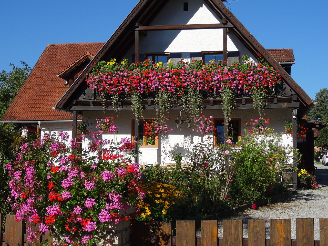 Namai, Gėlių Dekoracijos, Fasadas, Balkonas, Veranda, Balkonų Gamykla, Geranium, Nemokamos Nuotraukos,  Nemokama Licenzija