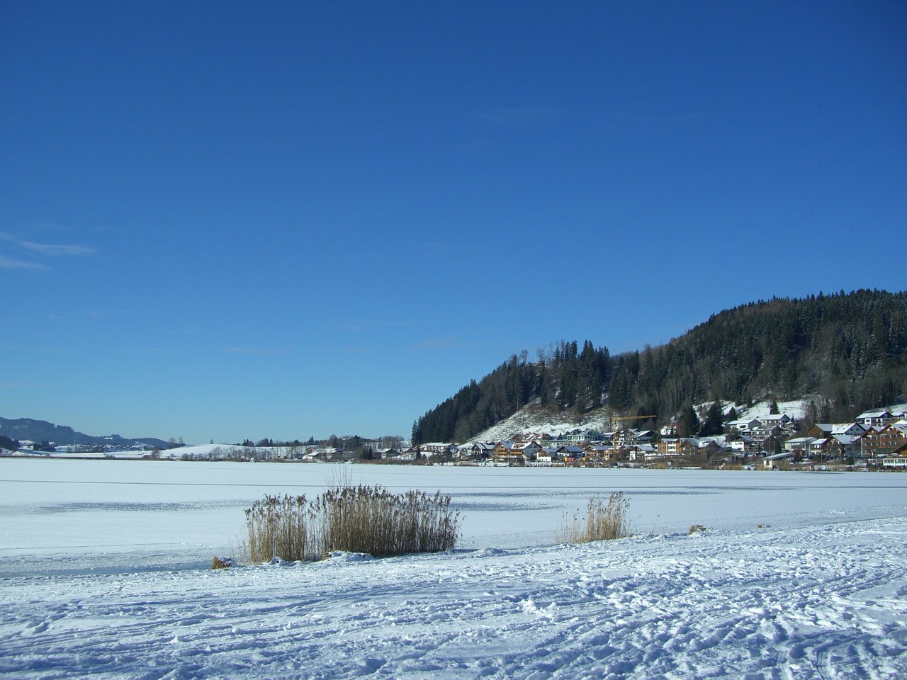 Eik Prie Ežero, Žiema, Sniegas, Ežeras, Ledas, Pėdsakai, Toli, Kalnas, Panorama, Allgäu