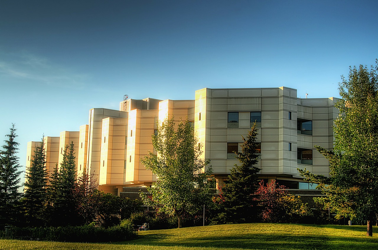 Ligoninė, Edmontonas, Kanada, Medicinos Centras, Pastatas, Architektūra, Dangus, Debesys, Medžiai, Kritimas