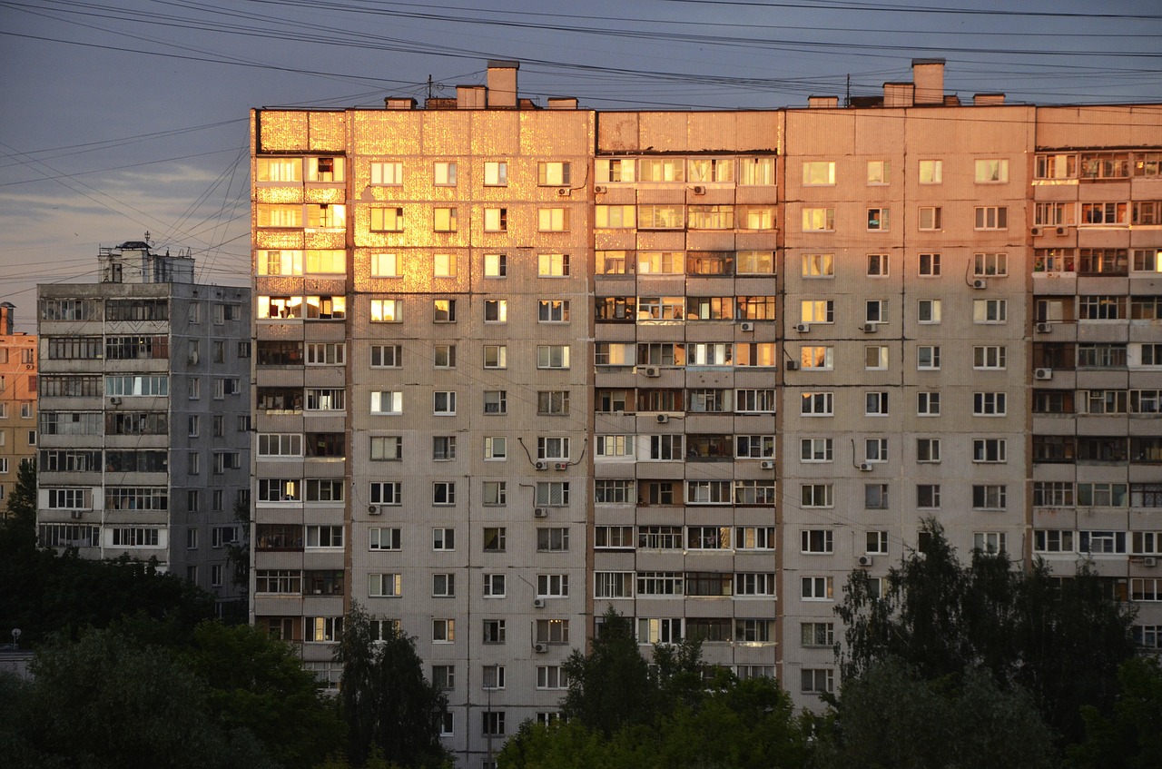 Sovietinė Architektūra, Namas, Butas, Panelių Namai, Būstas, Pastatas, Langas, Kiemas, Viela, Vakaras