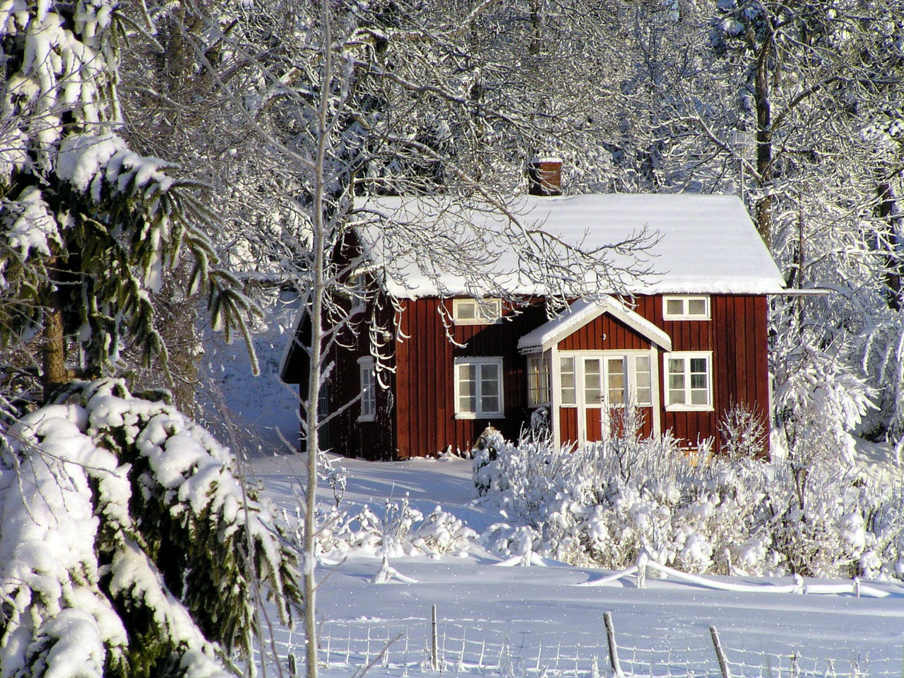 Namas, Namelis, Žiema, Raudonas Kotedžas, Švedija, Miškas, Gamta, Stogas, Sniegas, Raudonas Namas