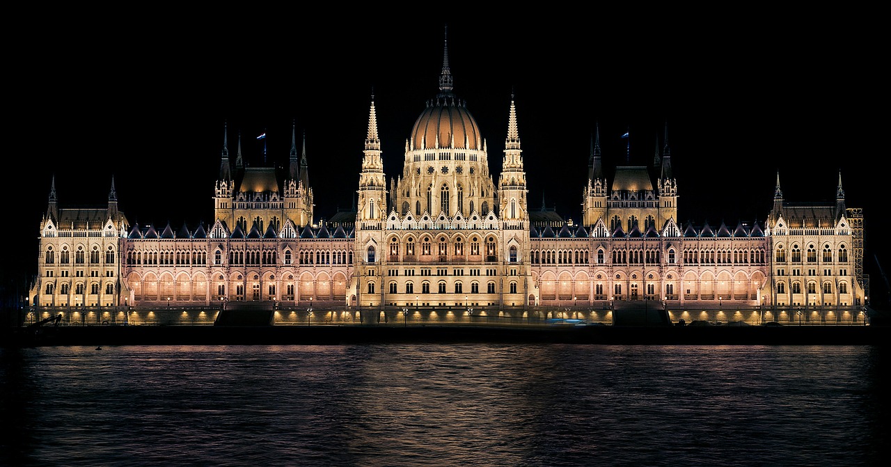 Vengrijos Parlamentas, Naktis, Budapest, Vengrija, Pastatas, Architektūra, Gražus, Parlamentas, Vanduo, Juoda