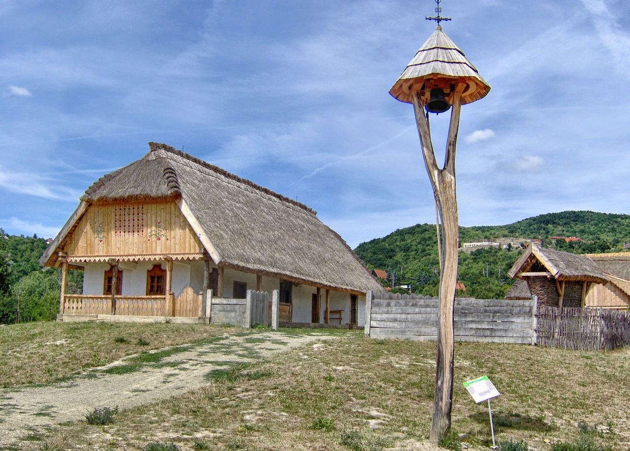 Vengrija, Pastatai, Stabilus, Architektūra, Hdr, Dangus, Debesys, Žolė, Kalnai, Medžiai