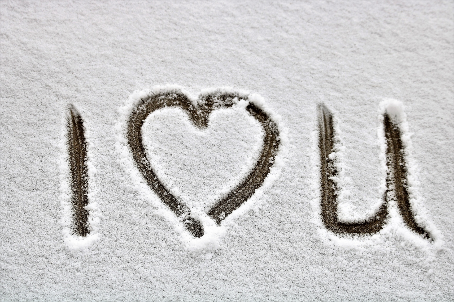 Как пишется сугроб. Надпись на снегу. Буква на снегу. Сердечко на снегу. Красивые надписи на снегу.
