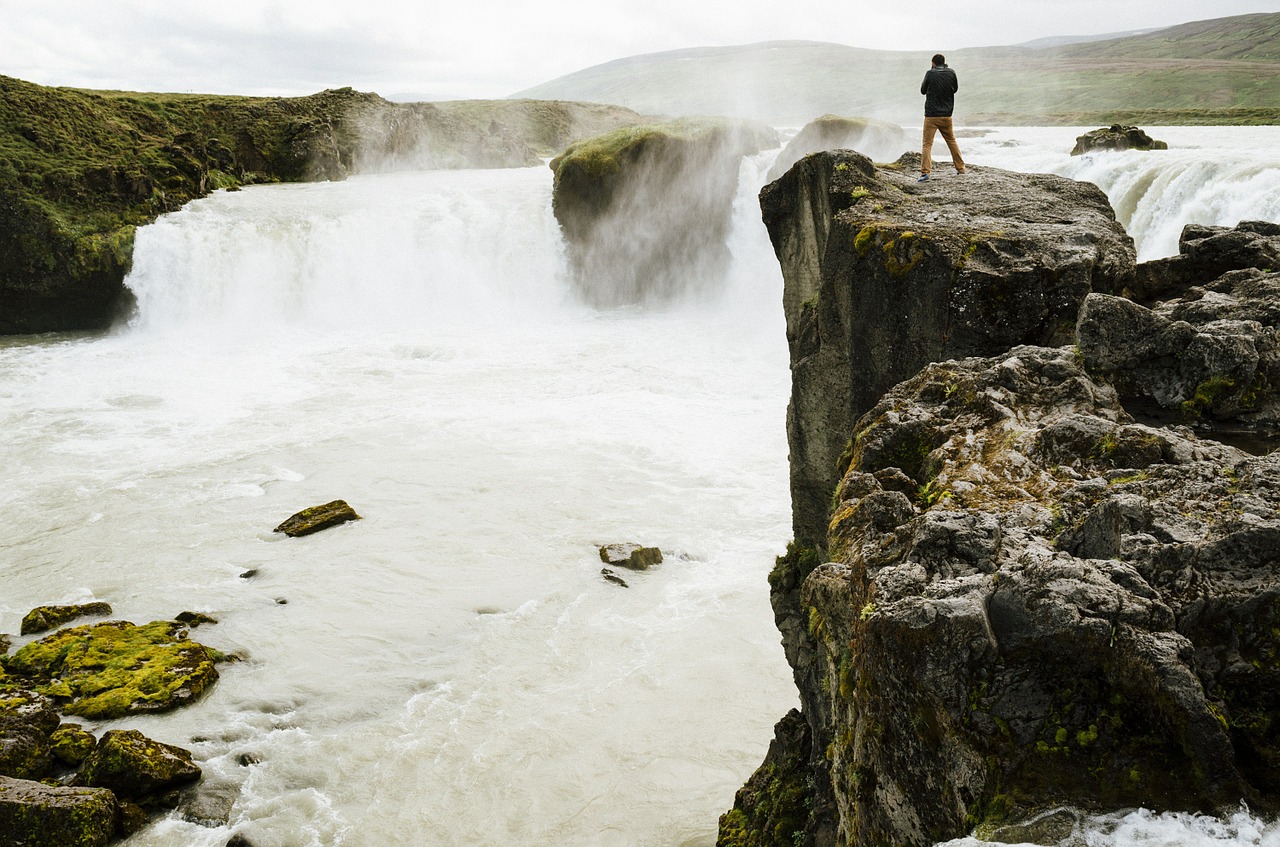 Iceland, Krioklys, Akmenys, Uolos, Grubus, Žygiai, Gamta, Vienas, Kraštovaizdis, Pasivaikščiojimas