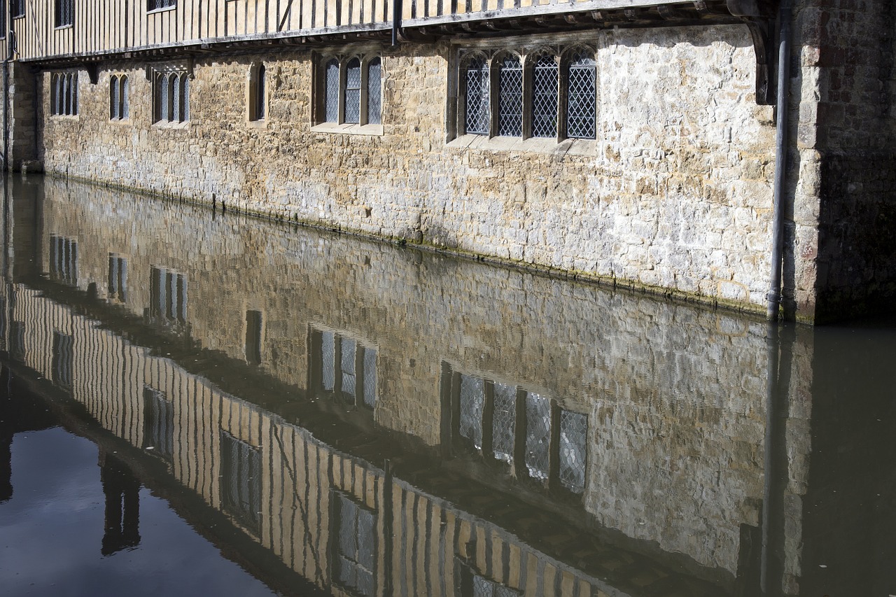 Ightham Mote, Dvaro Rūmai, Mūrinis Mūras, Akmeninių Langų Rėmai, Šviestuvai, Švino Lietaus Vandens Vamzdis, Vanduo, Atspindys, Kent, Uk