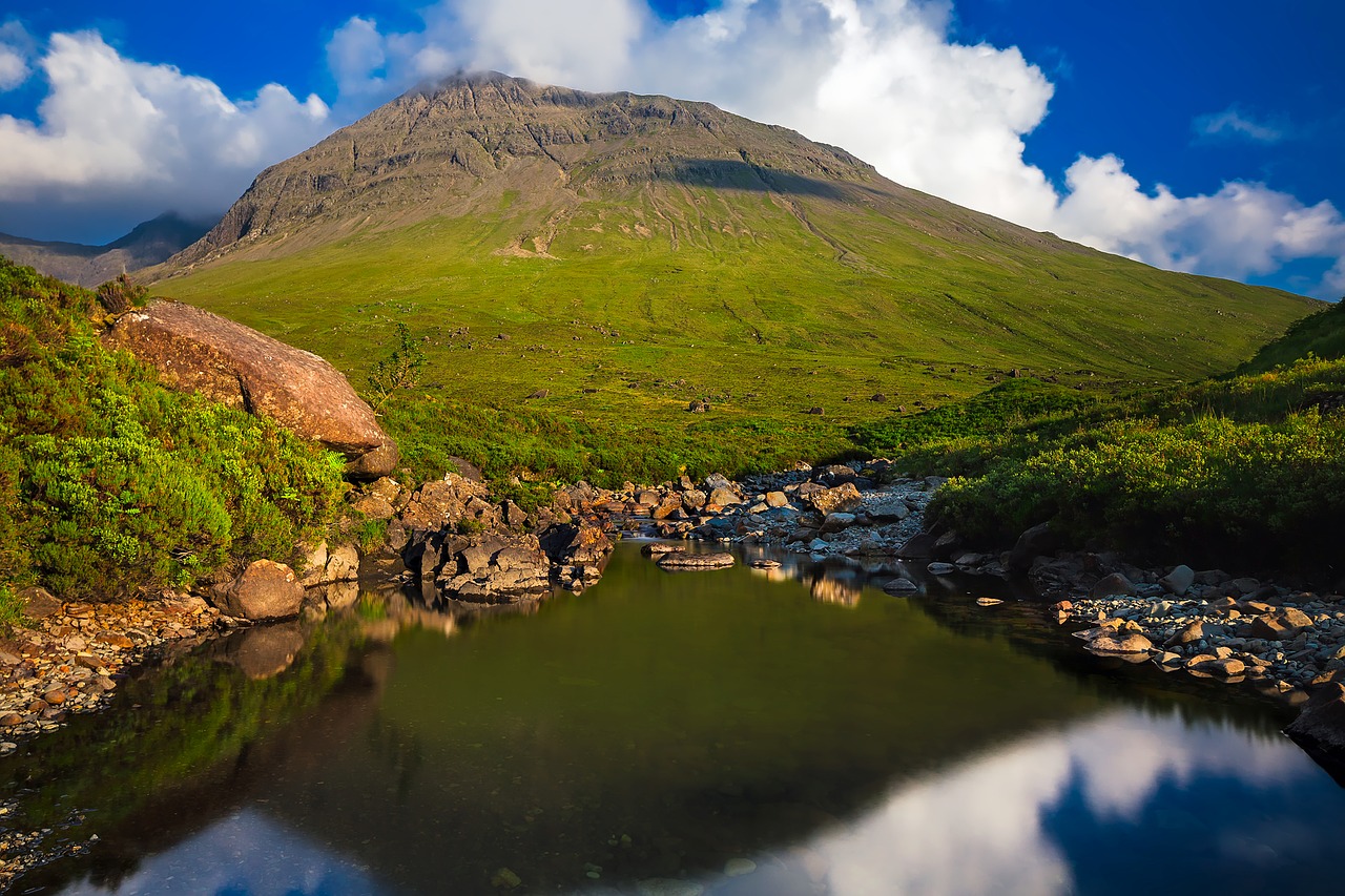 Isle Of Skye, Škotija, Kalnas, Slėnis, Srautas, Upelis, Apmąstymai, Vanduo, Rieduliai, Akmenys