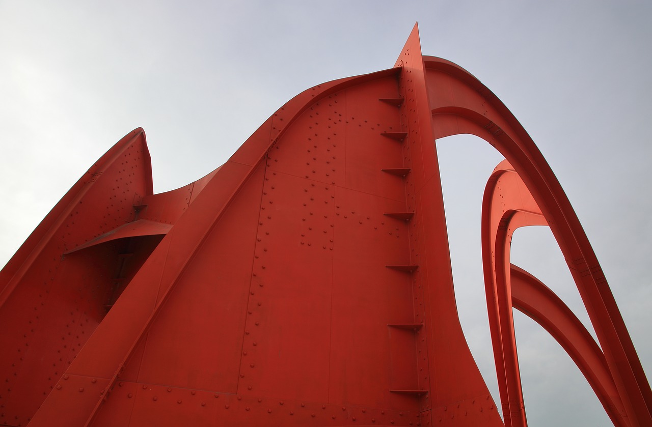 Красный домен. Валенсия красная скульптура трубы. Скульптура из красного металла Иерусалим.