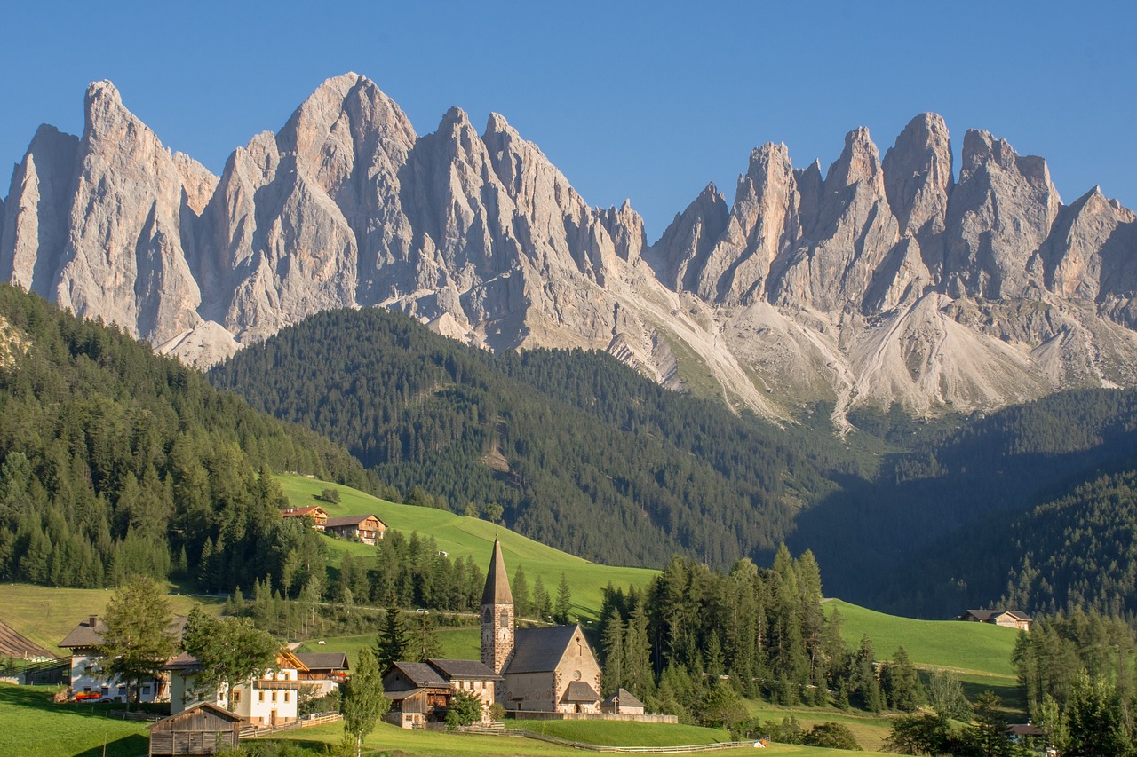 Italy, Dolomitai, Kalnai, South Tyrol, Miškas, Gamta, Kraštovaizdis, Rokas, Mėlynas Dangus, Bažnyčia