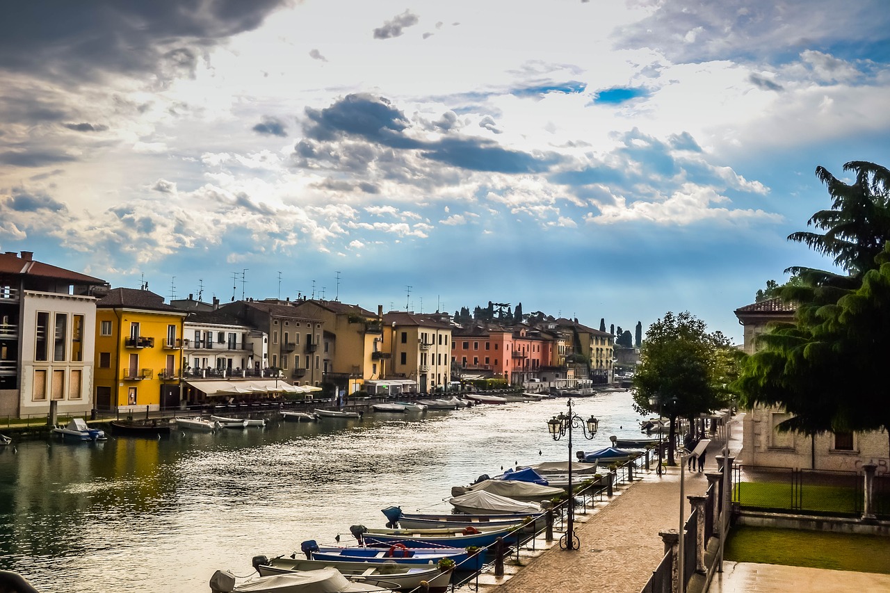 Italy, Garda, Ežeras, Šventė, Gamta, Valtys, Bankas, Stogas, Plyta, Pastatas