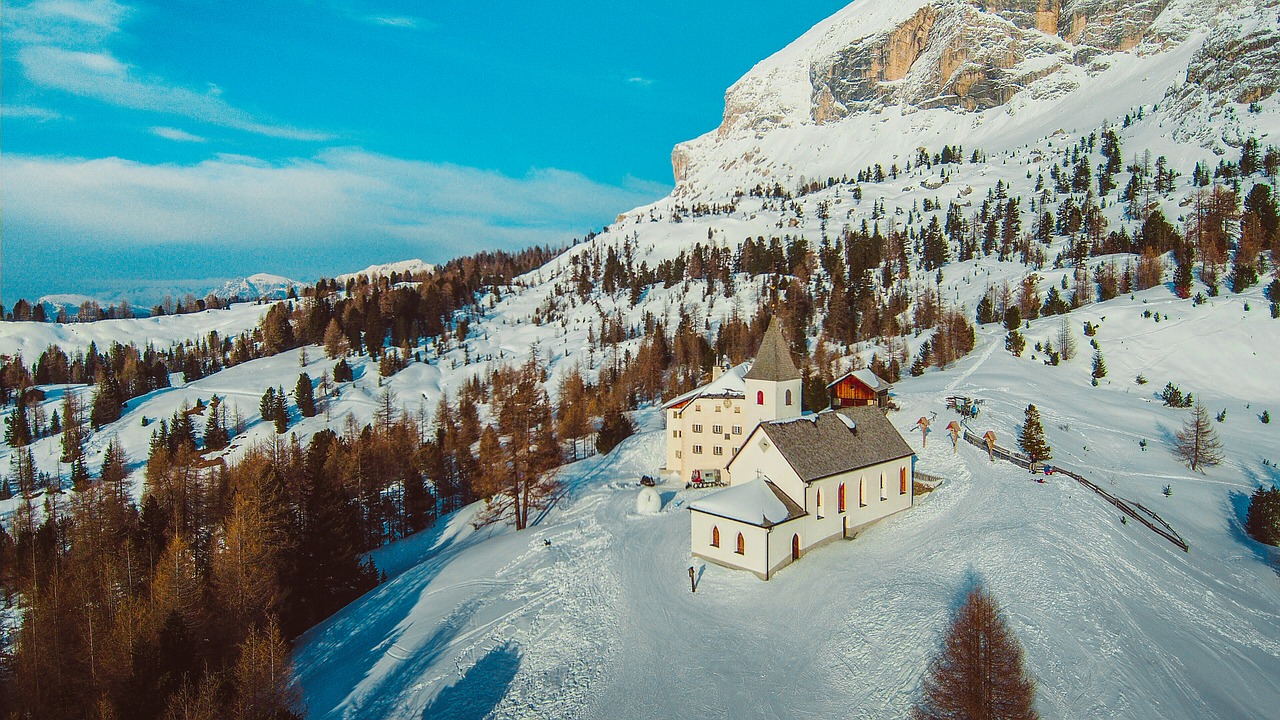 Italy,  Alta Badia,  Alpių,  Slidinėjimas,  Drone,  Yuneec,  Bažnyčia,  Sniegas,  Žiema,  Kelionė