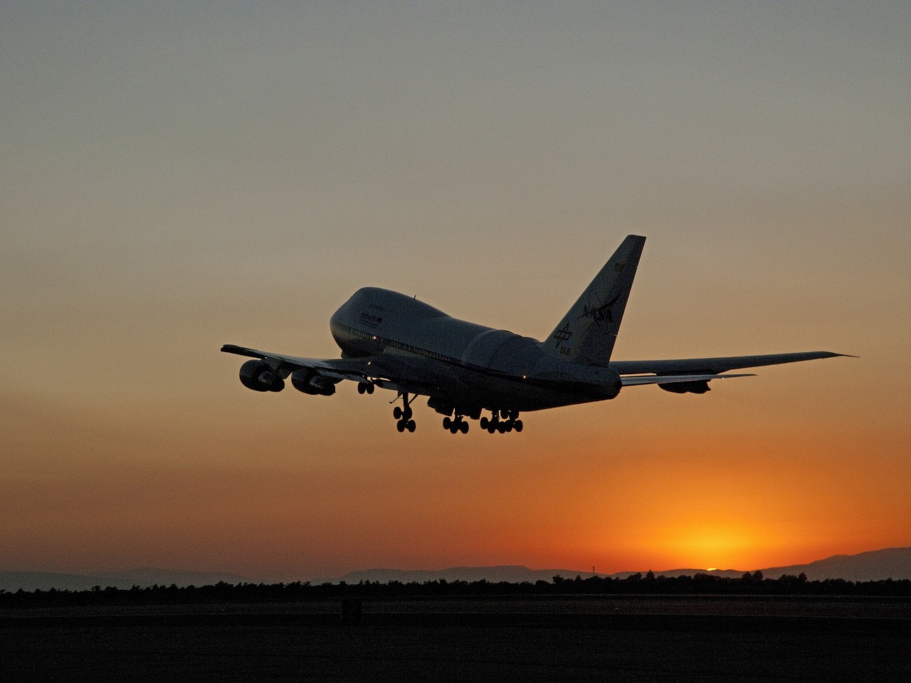 Jetliner, Saulėlydis, Kilimas, Skraidantis, Siluetas, Spalvinga, Dangus, Boeing 747Sp, Modifikuotas, Teleskopas