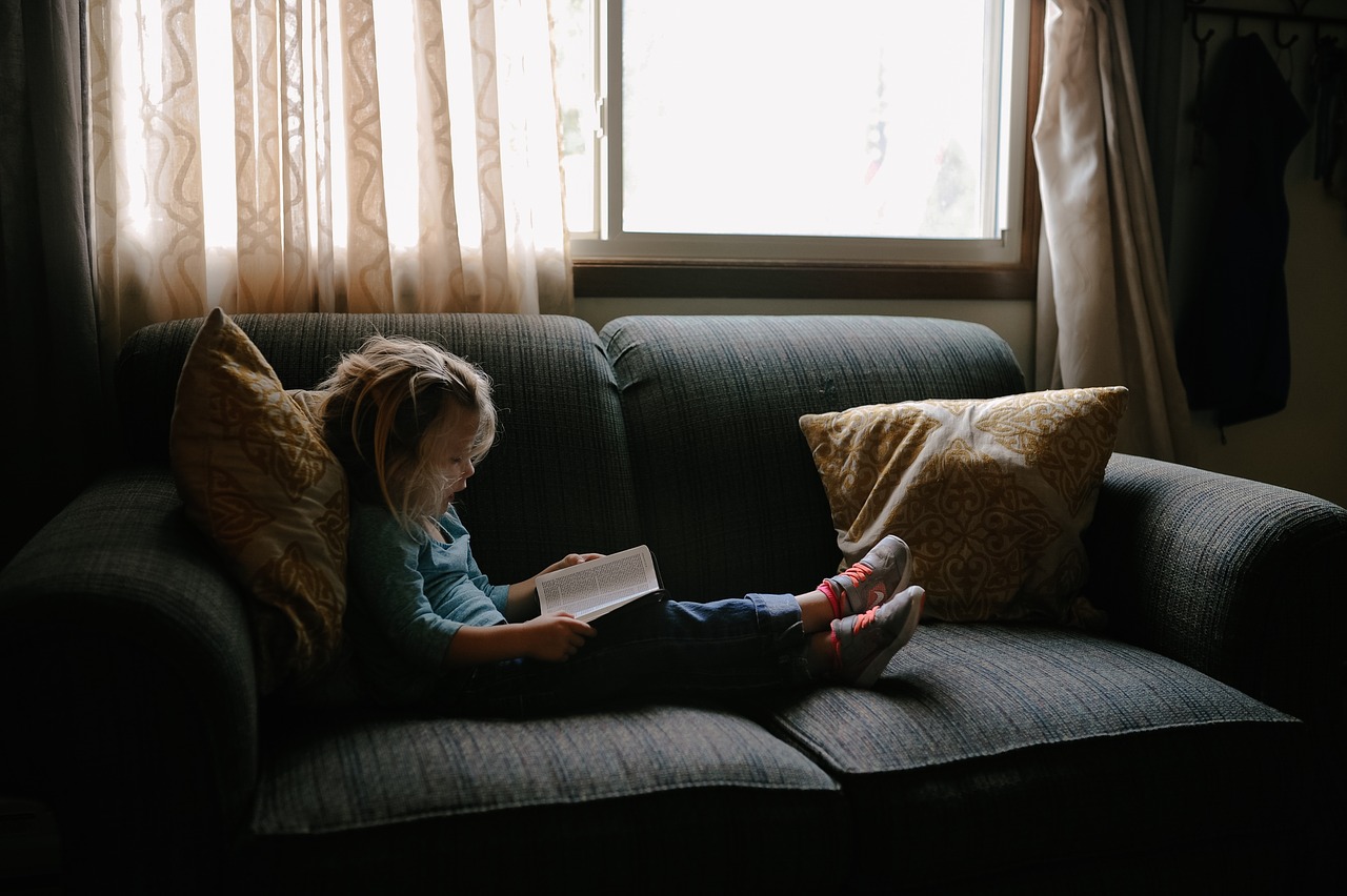 Vaikas, Žmonės, Mergaitė, Vaikas, Sėdi, Sofa, Pagalvė, Skaitymas, Knyga, Biblija