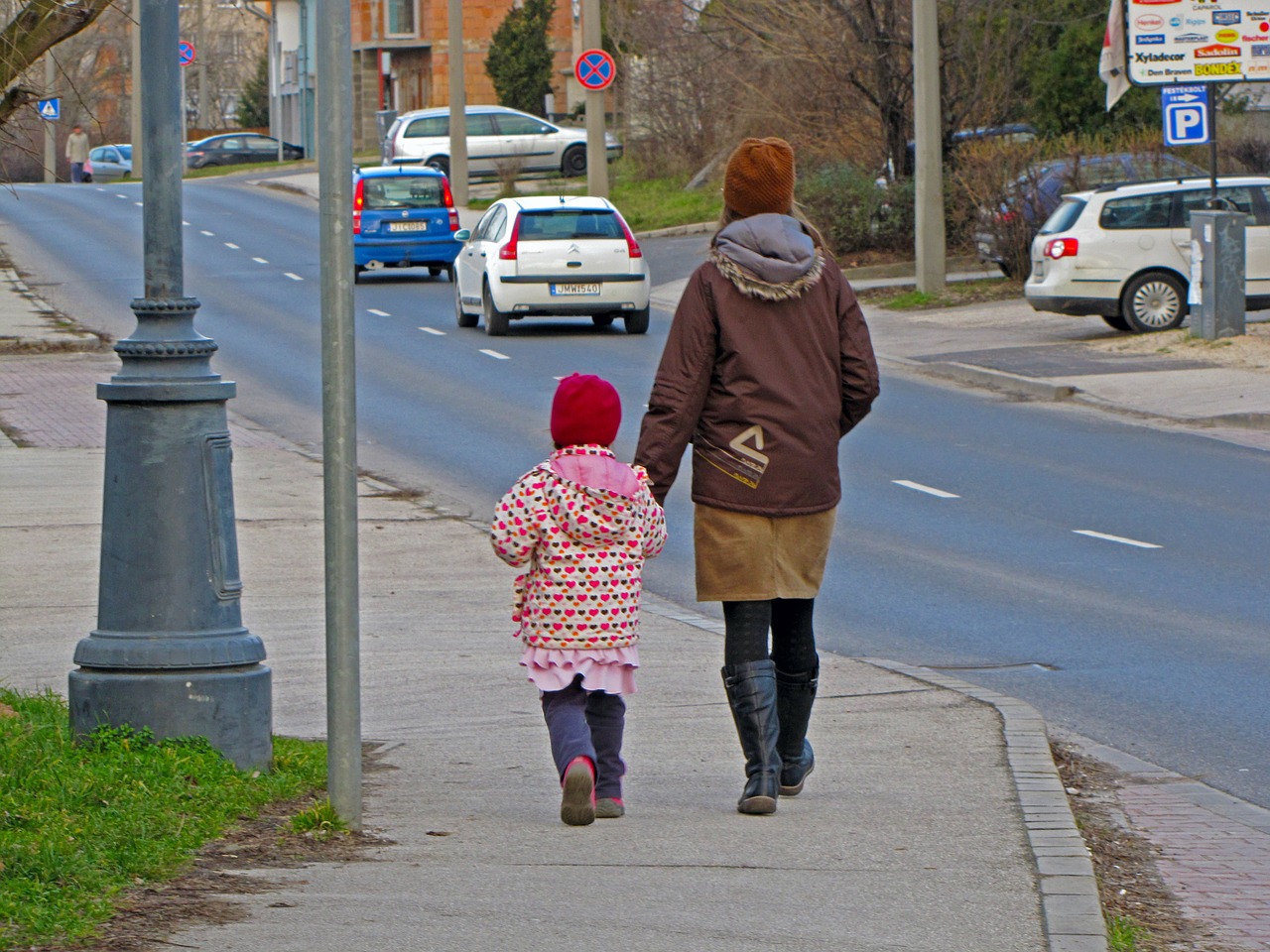 Vaikas, Mama, Vaikščioti, Vaikas, Nemokamos Nuotraukos,  Nemokama Licenzija