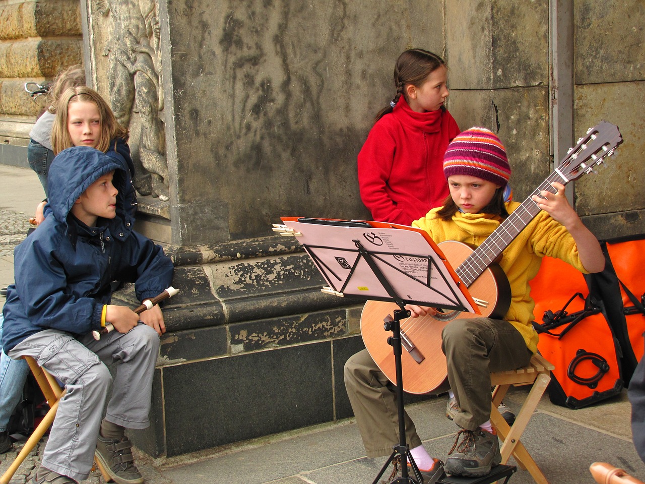 Vaikai, Gitara, Mergaitė, Muzikos Stendas, Vaikystę, Muzika, Žaidimas, Kalbėti, Gatvės Muzikantai, Nemokamos Nuotraukos