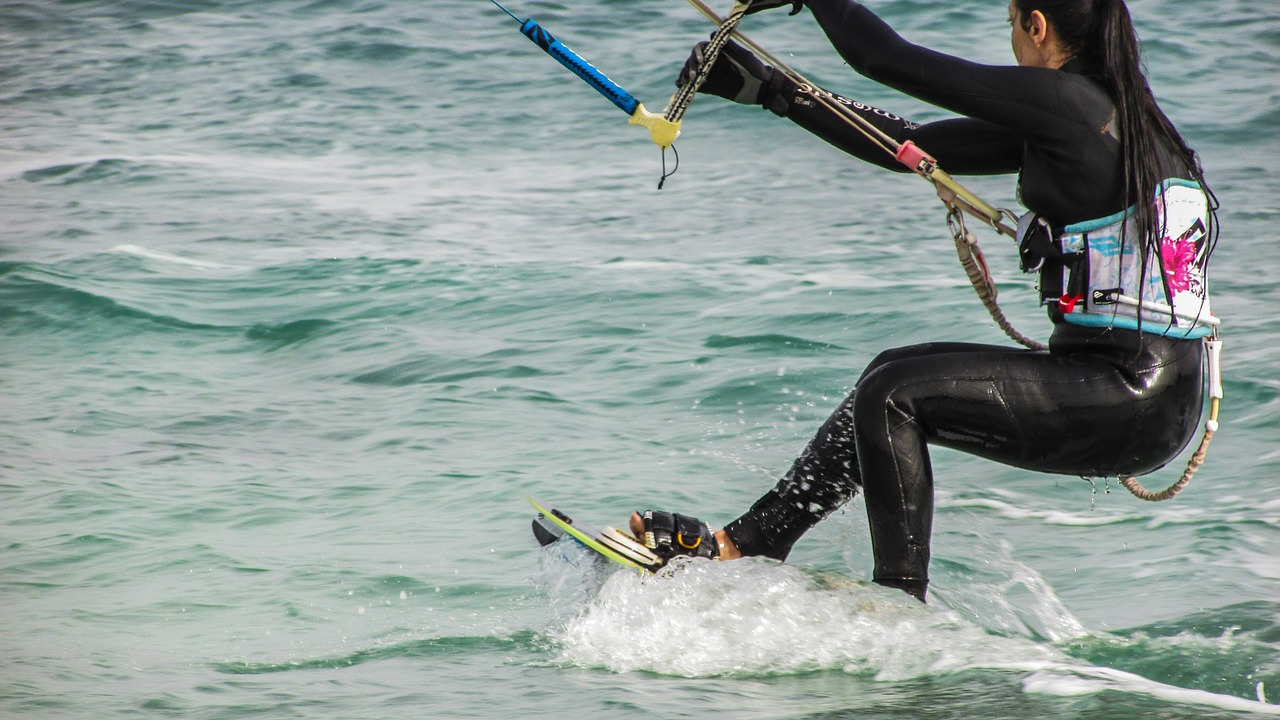 Kite Surf, Ekstremalios, Sportas, Moteris, Sportininkas, Banglenčių Sportas, Jūra, Papludimys, Veikla, Laisvalaikis