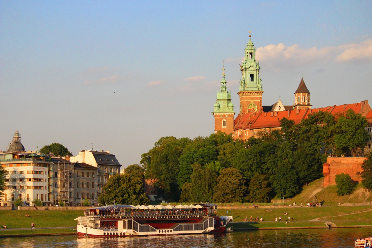 Krakow, Upė, Lenkija, Pilis, Kampanelis, Namai, Vanduo, Valtis, Mėlynas Dangus, Plytos