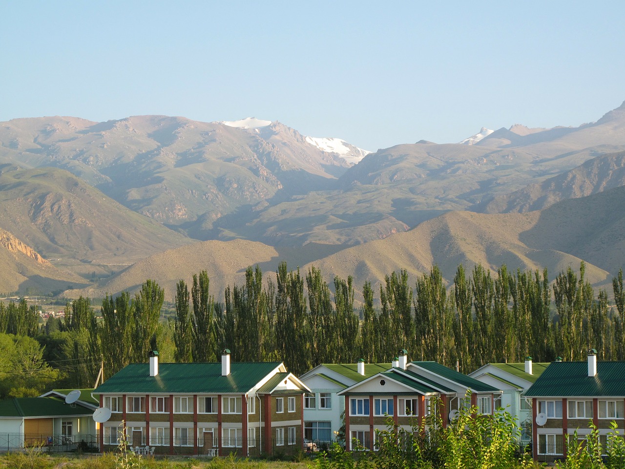 Kirgizijos Respublika, Kraštovaizdis, Kalnai, Dangus, Debesys, Apartamentai, Architektūra, Pastatai, Slėnis, Medžiai