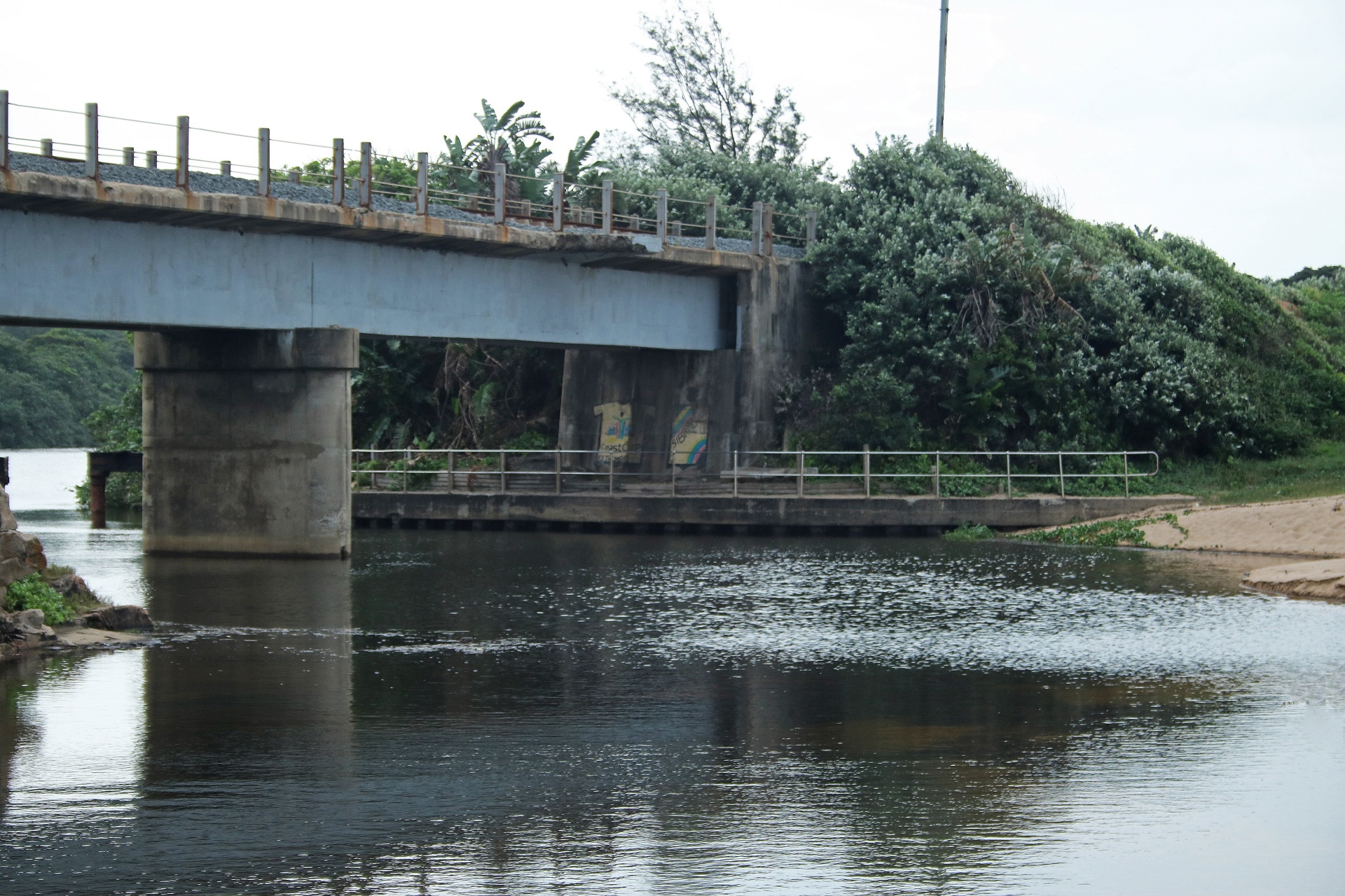 Lagūnas,  Vanduo,  Estuarija,  Atspindys,  Tiltas,  Betonas,  Krantinė,  Pakrantės,  Augmenija,  Žalias