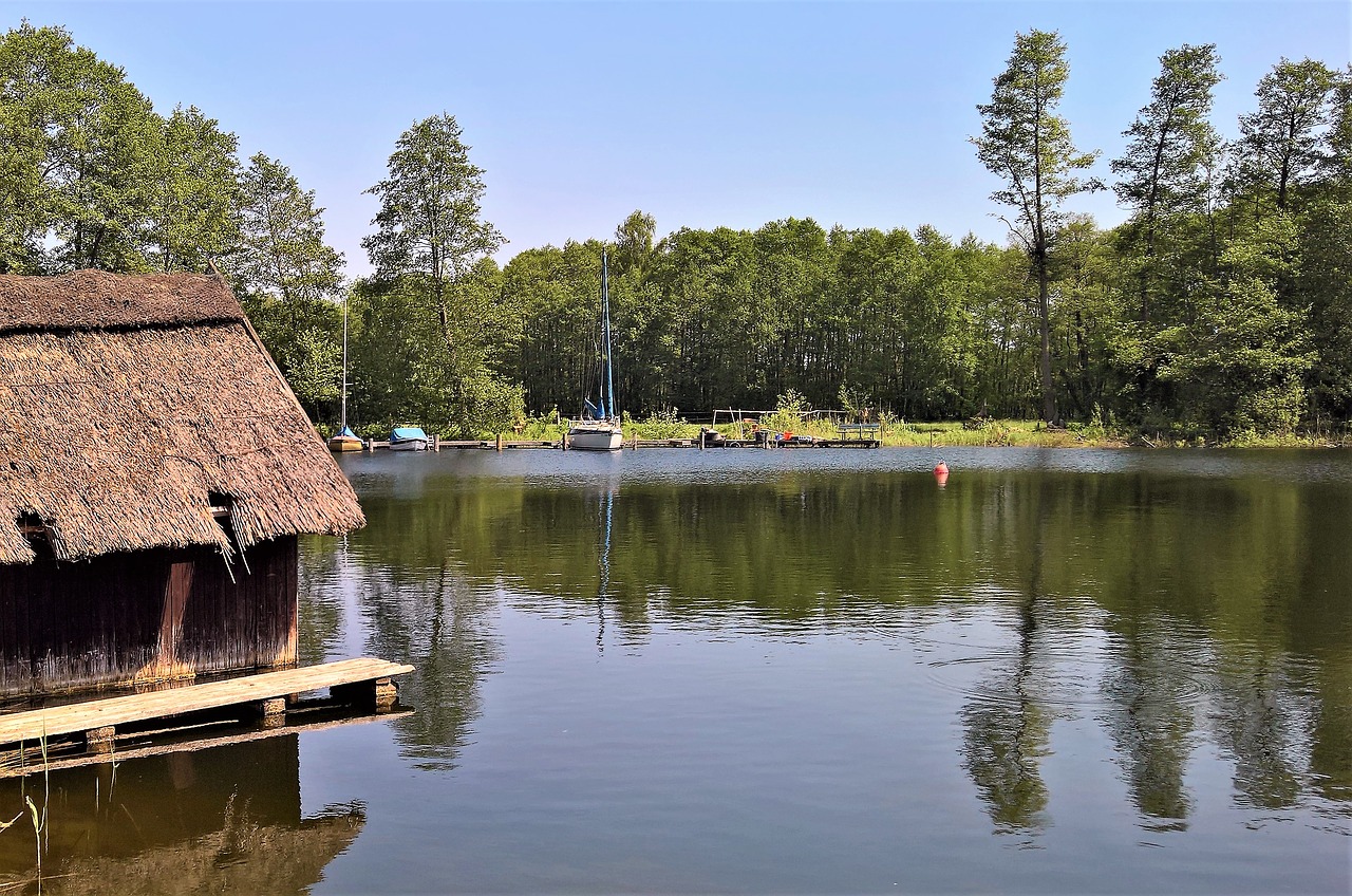 Ežeras,  Schaalsee,  Šiaurės Vokietijoje,  Kraštovaizdis,  Senas Valtis Namas,  Šiaudinius,  Lakeside,  Pobūdį,  Valčių Švartavimosi,  Ramus