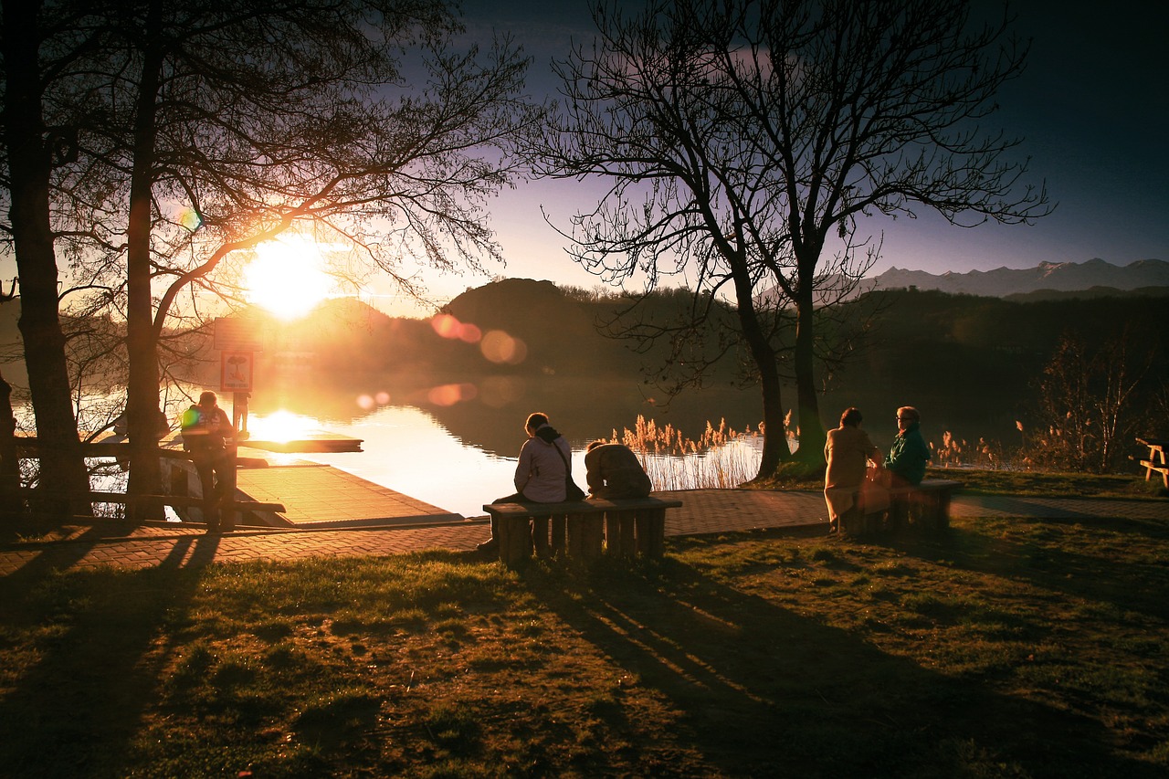 Ežeras, Žmonės, Atsipalaiduoti, Saulėlydis, Vanduo, Suolai, Parkas, Medžiai, Lauke, Dusk