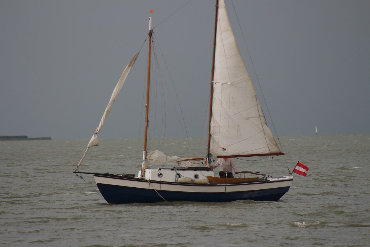 Ežeras, Boot, Vanduo, Laivas, Žvejybos Laivai, Debesuotumas, Burinė Valtis, Pilka, Ežeras Neusiedl, Nemokamos Nuotraukos