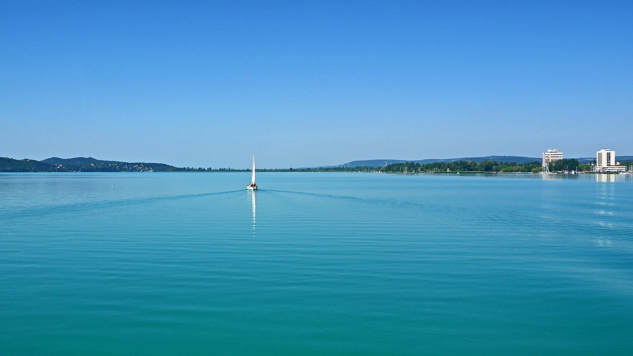 Balaton Ežeras, Šiaurėje 5 Mph, Burinė Valtis, Lygus Vandens Paviršius, Nemokamos Nuotraukos,  Nemokama Licenzija