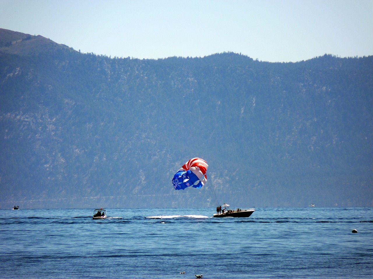 Ežeras Tahoe, Truckee, Papludimys, Smėlėtas Paplūdimys, Parasailing, Greitaeigė Valtis, Paragliding, Paukščio Skrydžio Vaizdas, Amerikos Vėliava, Žvaigždės Ir Juostos