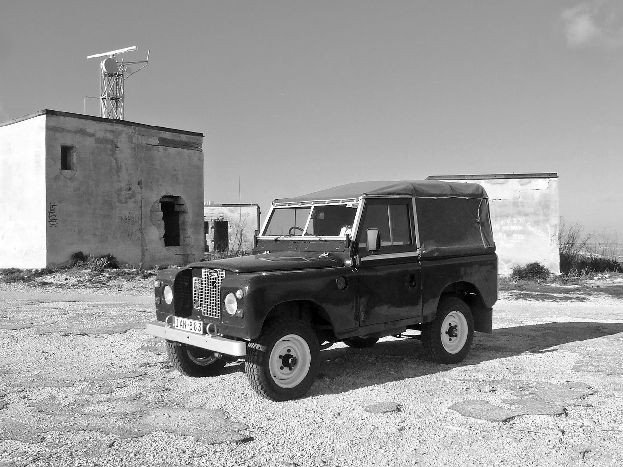 Land Rover, 4X4, Off Road, Seni Pastatai, Radaro Stotis, Deserti, Grubus Reljefas, Juoda, Balta, Juoda Balta