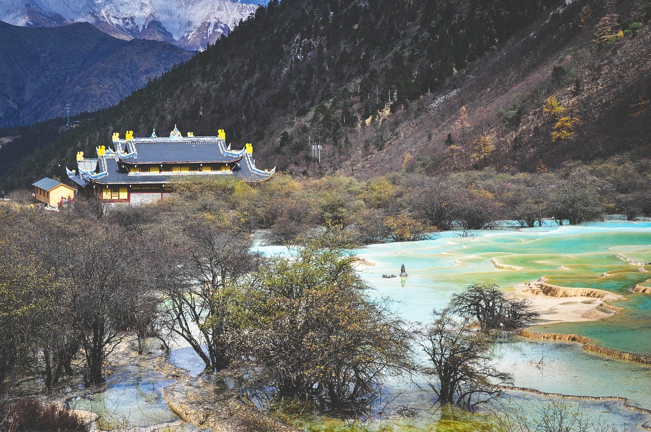 Kraštovaizdis, Gamta, Kalnai, Kalvos, Medžiai, Vanduo, Šventykla, Kultūra, Huan Long, Sichuanas