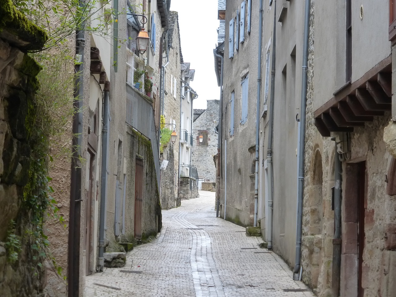 Узкие фотографии. Переулок в деревне. Узкий переулок в деревне. Lane. Village Lane.