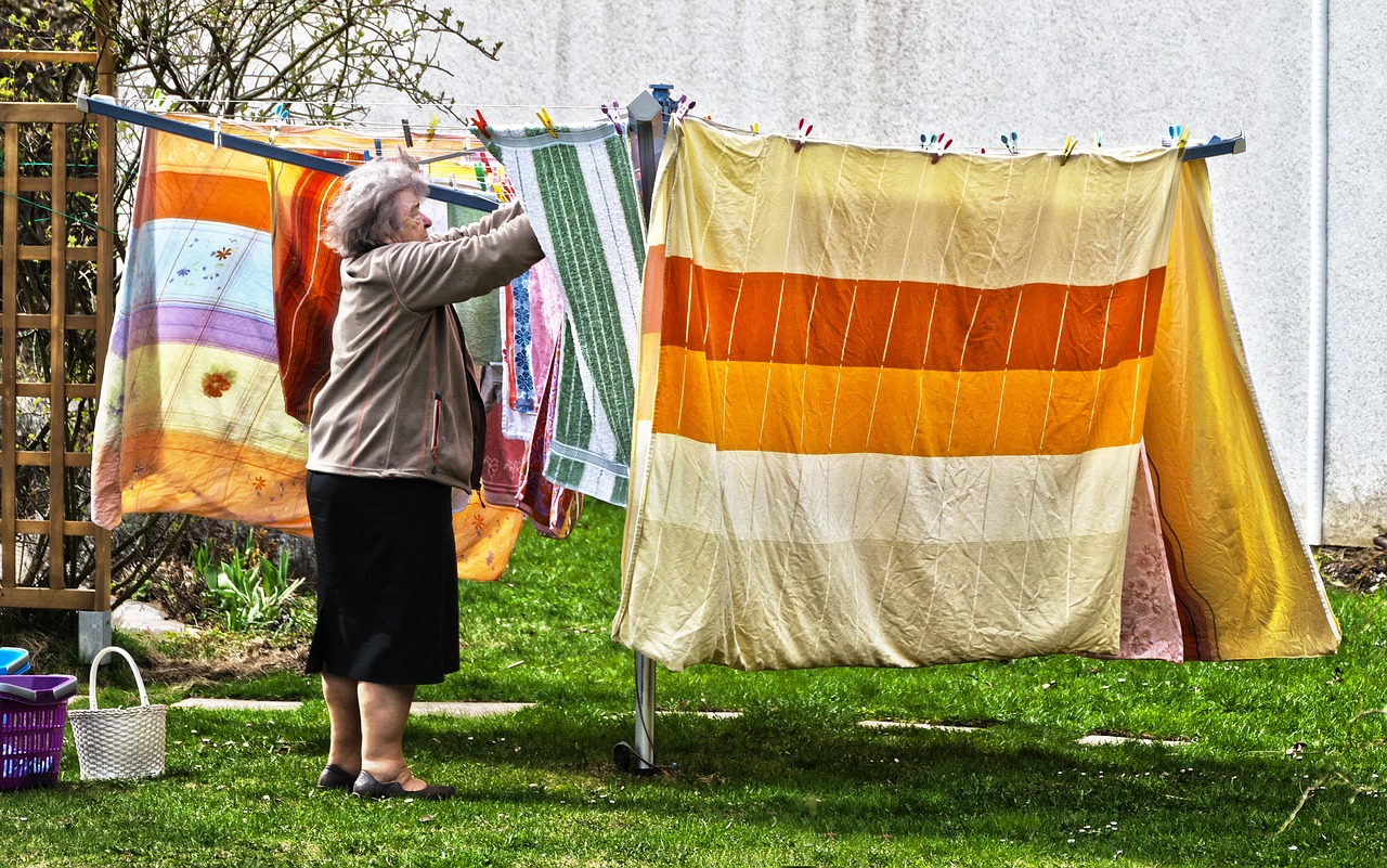 Skalbiniai,  Drabužiai Džiovyklė,  Pakabinti Skalbinius,  Pakabinti,  Sena Moteris,  Moteris,  Skalbimo Dieną,  Drabužiai,  Skalbinių,  Patalynė