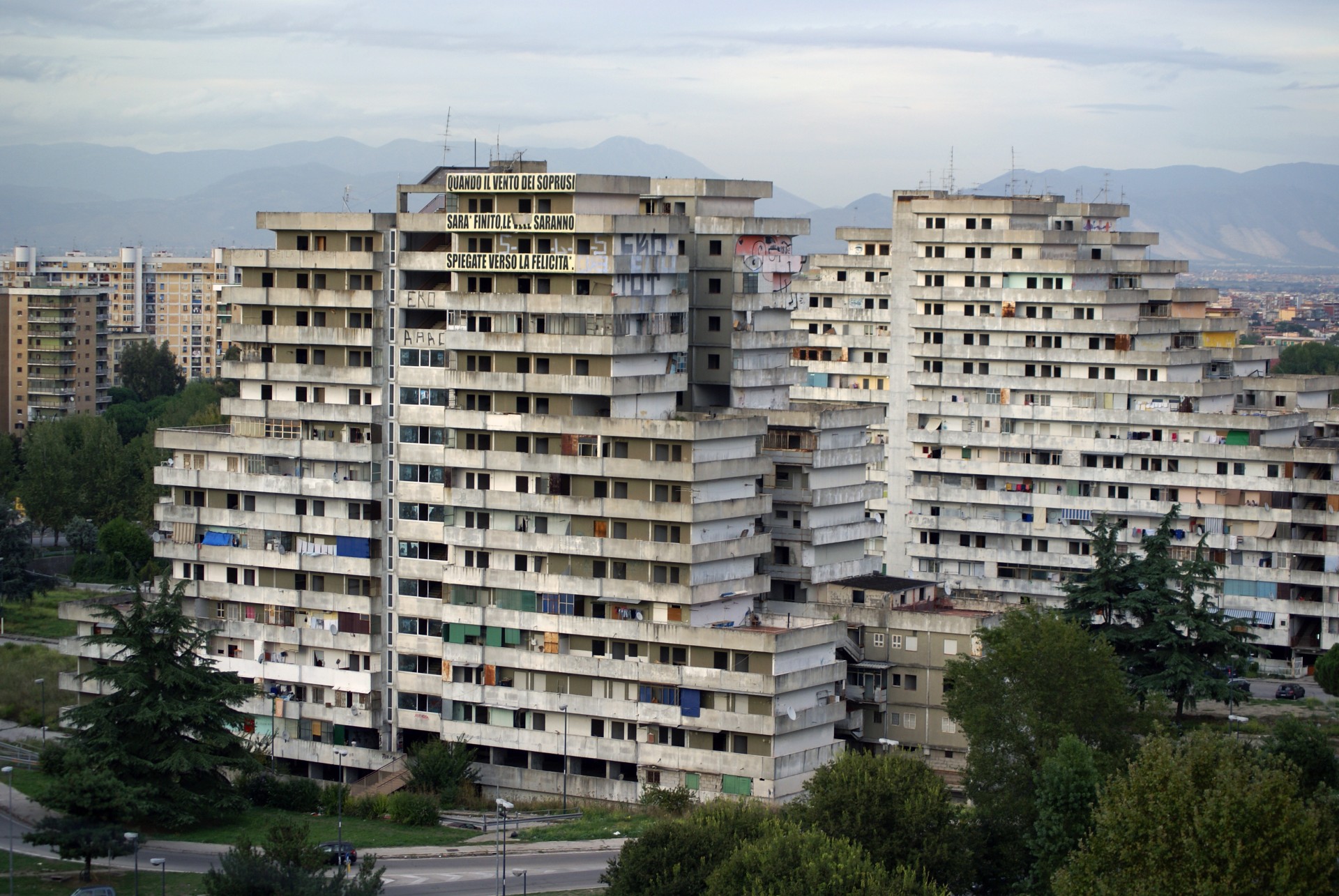 Scampia,  167,  Naples,  Burės,  Skilimas,  Atsisakymas,  Narkotikai,  Nusikalstamumas,  Mafija,  Talpykla