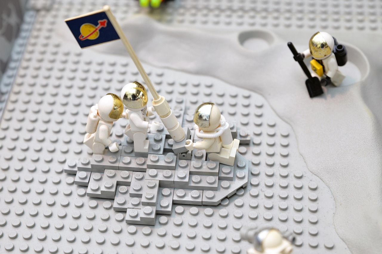 Lego, Mėnulio Nusileidimas, Astronautai, Vėliava, Žaislas, Žaidimas, Erdvė, Nemokamos Nuotraukos,  Nemokama Licenzija