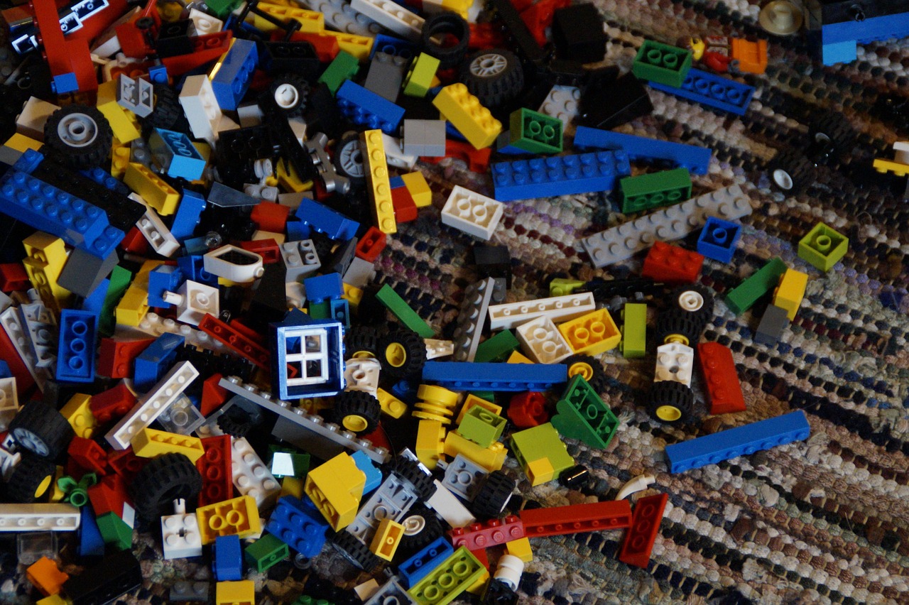 Lego, Išmokėta, Kalnas, Lego Blokai, Žaislai, Legos, Statyti, Vaikai, Vaikas, Žaisti