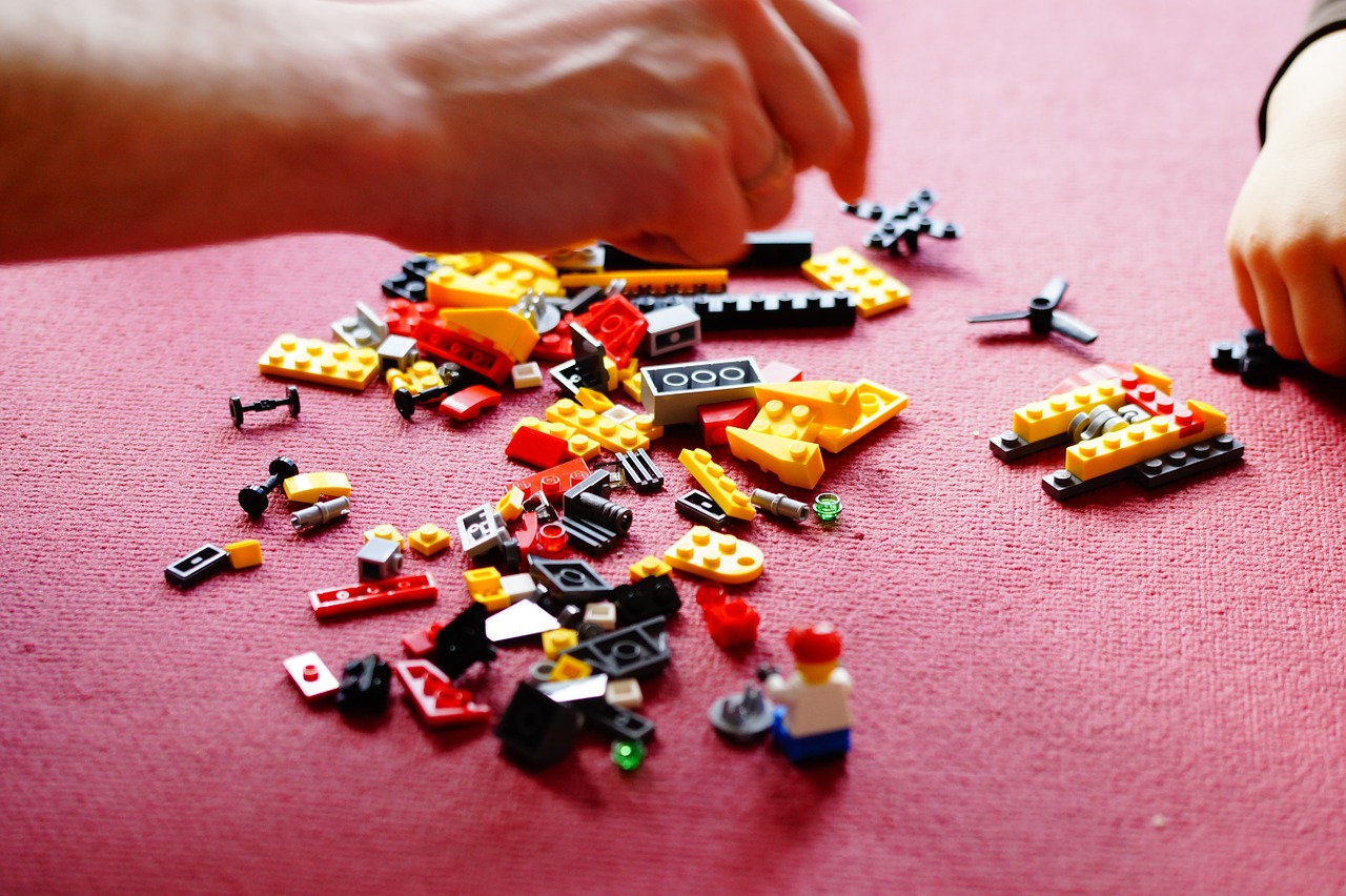Lego,  Statyti,  Statybiniai Blokai,  Žaislai,  Vaikai,  Rankos,  Žaisti,  Vaikas,  Spalvinga,  Vaikų Kambarys
