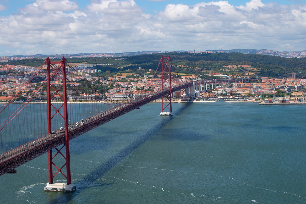 Lisabonos,  Gatvė,  Žmonių,  Vintage,  Plytelės,  Pastatai,  Sienos,  Portugalija,  Tiltas,  Raudonas