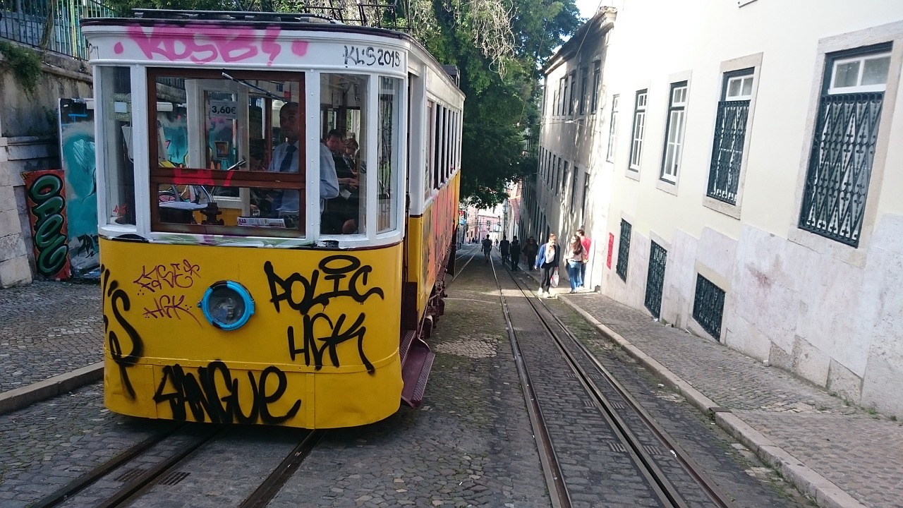 Lisbonas, Tramvajus, Tautinė Kalba, Geležinkelis, Grafiti, Gatvė, Portugal, Europa, Transportas, Turizmas