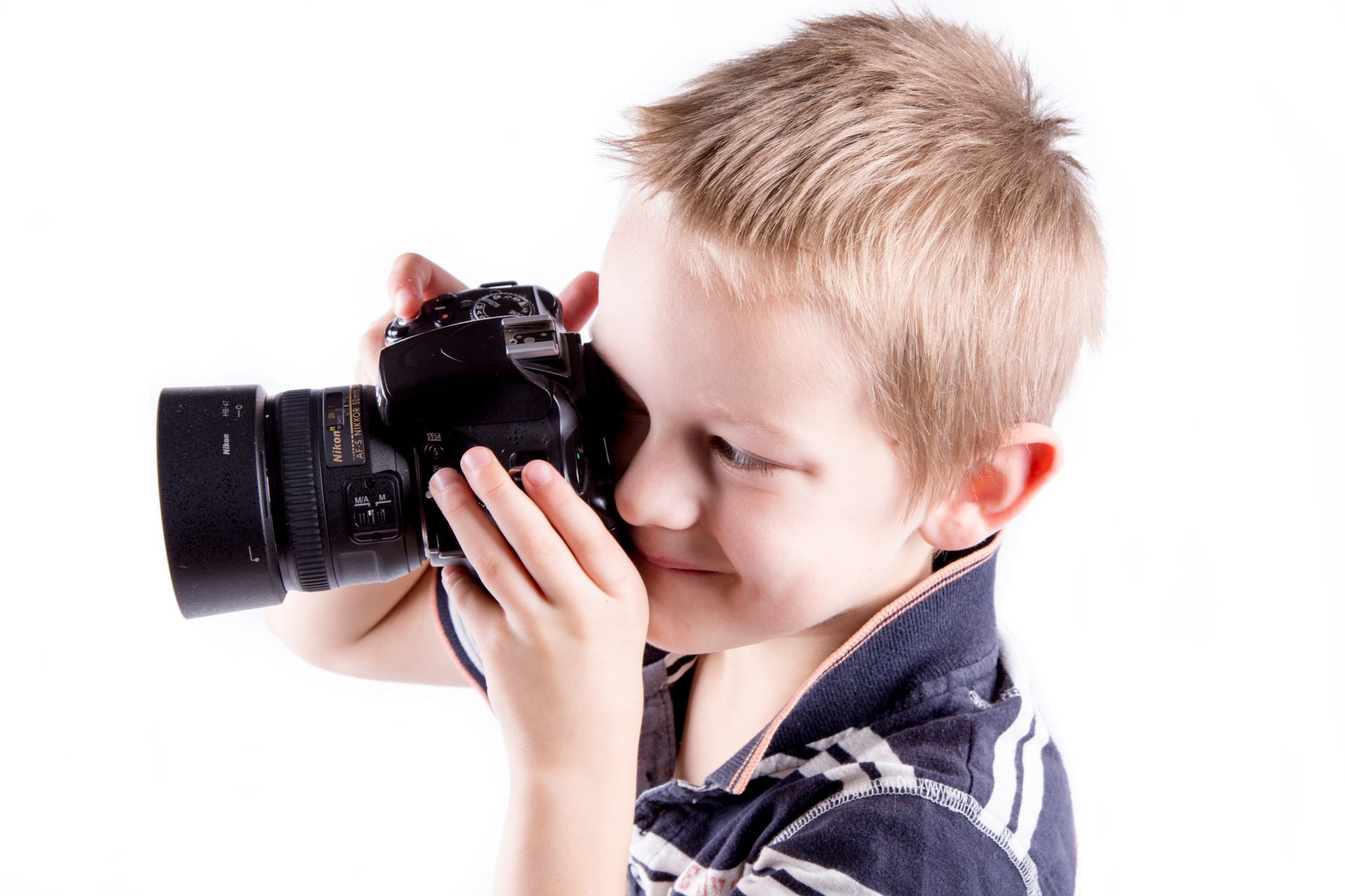 Включи фотограф. Мальчик с фотоаппаратом. Ребенок фотограф. Подросток с фотоаппаратом. Фотоаппарат для детей.