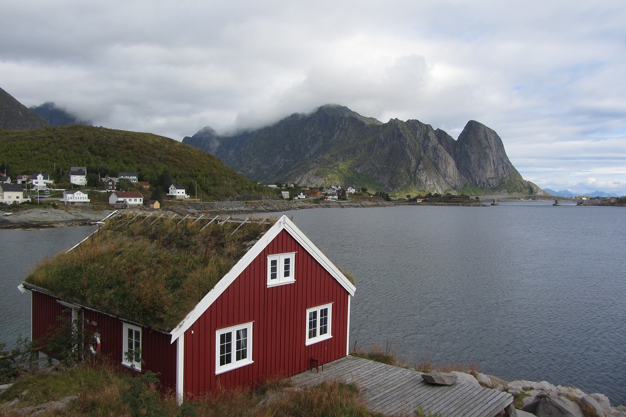 Lofoten, Namelis, Raudona, Jūra, Norvegijos Jūra, Samanos, Debesys, Kranto, Norvegija, Skandinavija