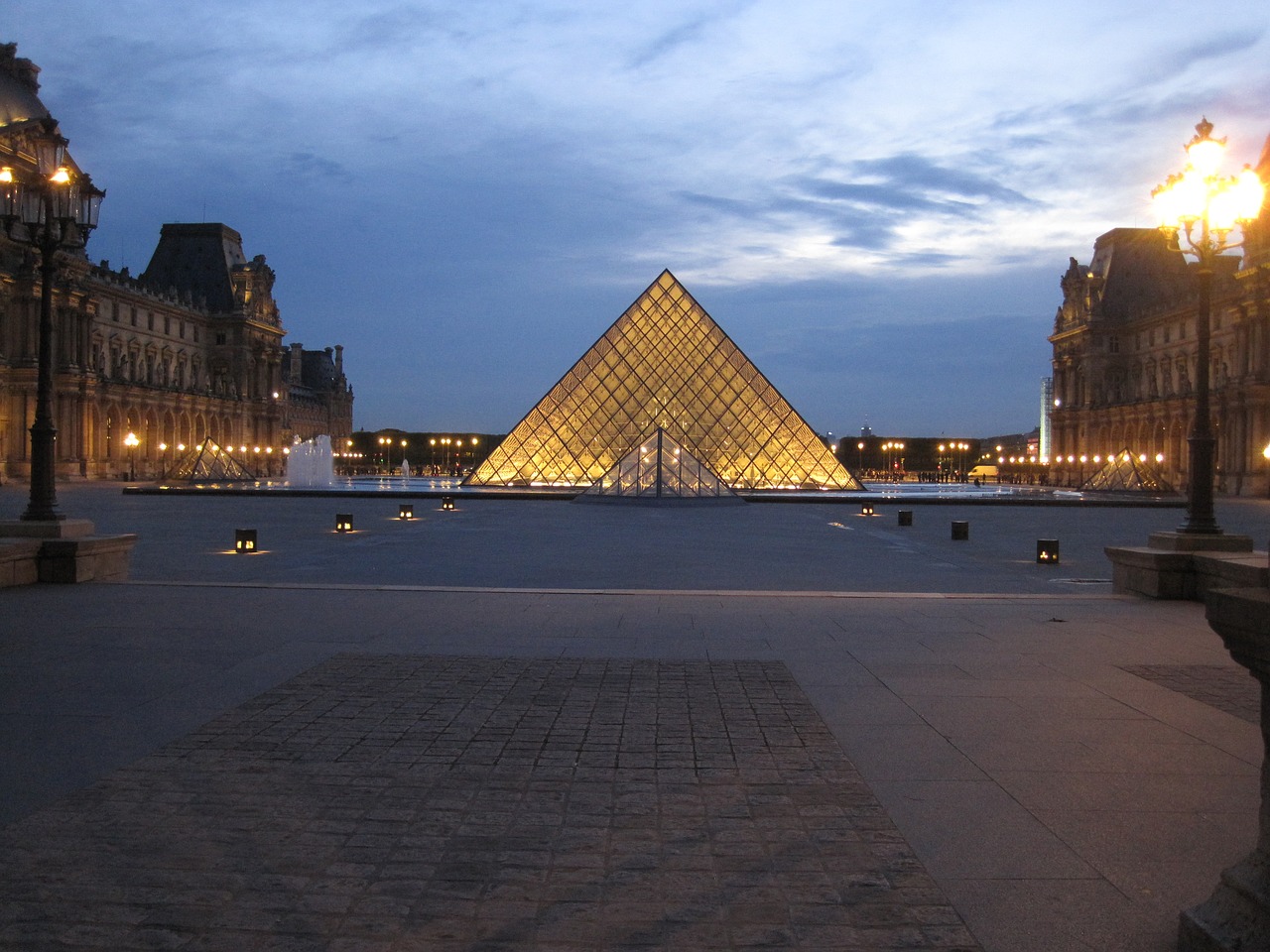 Lova, Žuvų Piramidė, Paris, France, Piramidė, Orientyras, Europa, Architektūra, Turizmas, Muziejus
