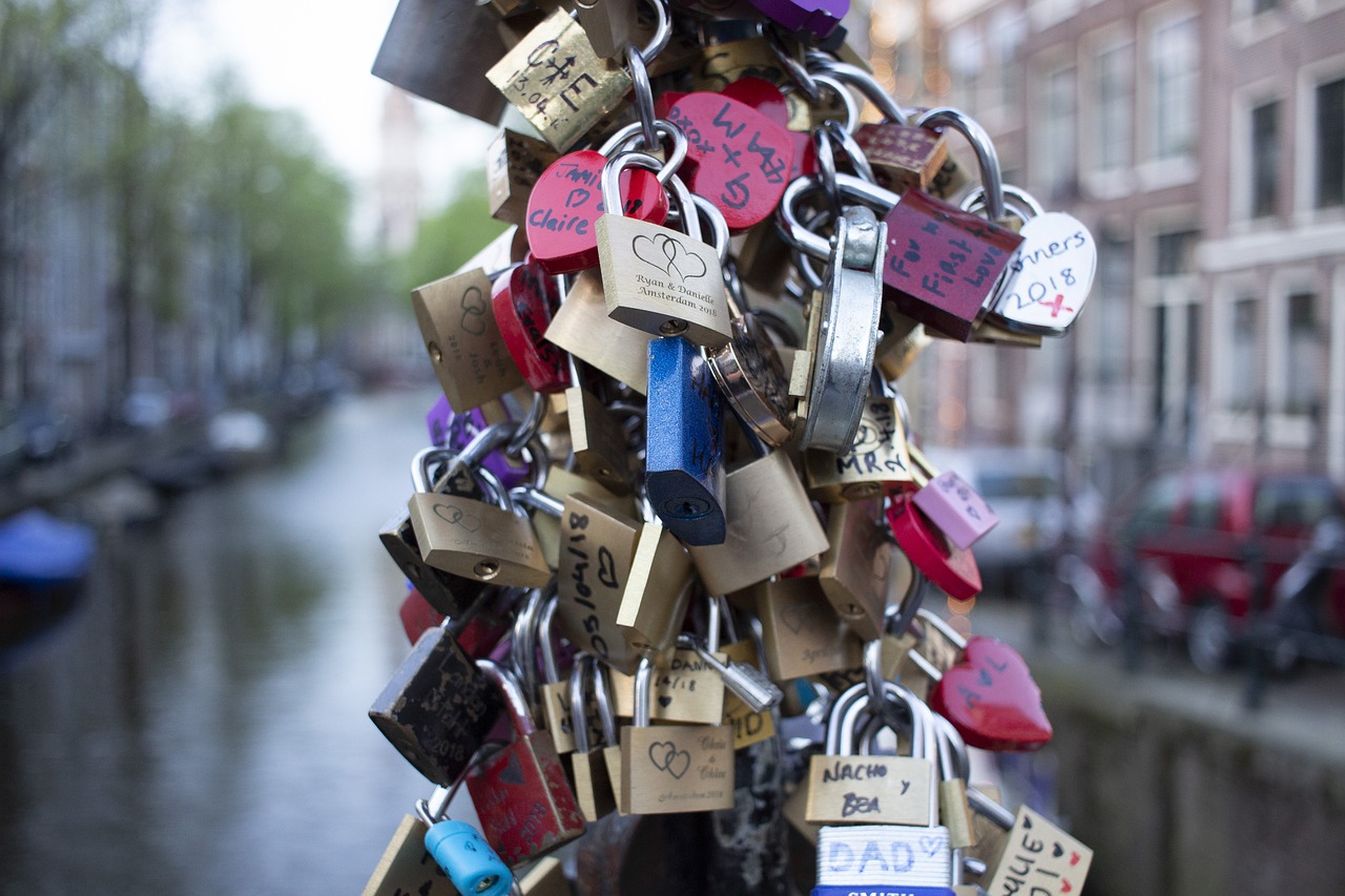 Pažintys Spynos,  Amsterdamas,  Olandija,  Meilės Simbolis,  Myliu Pilį,  Vandenų,  Tiltas,  Mėgsta Tiltelį,  Pilys,  Meilė