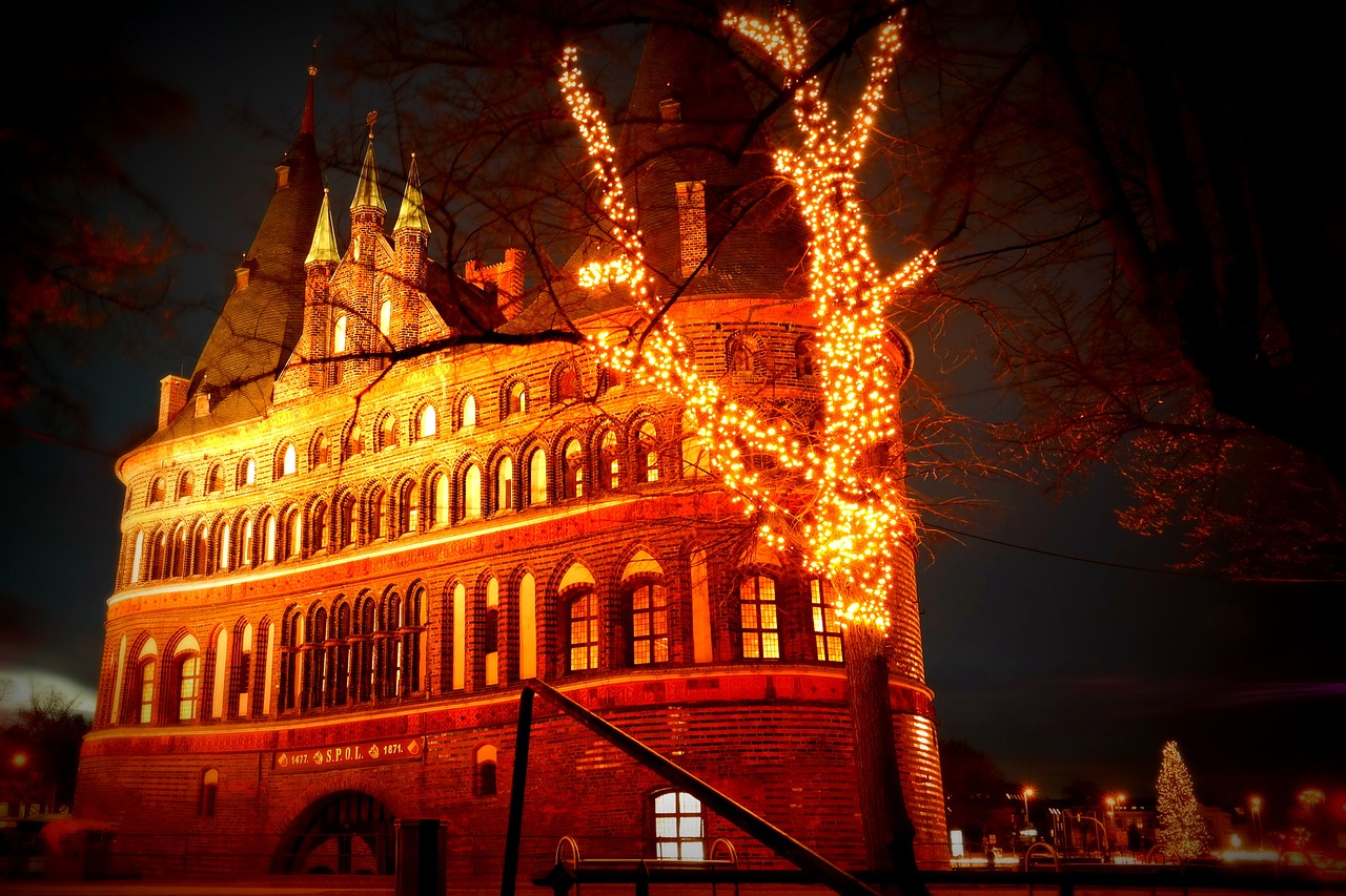 Lübeck, Vakaras, Žibintai, Šviesa, Naktis, Apšvietimas, Nuotaika, Atmosfera, Medis, Naktinė Nuotrauka