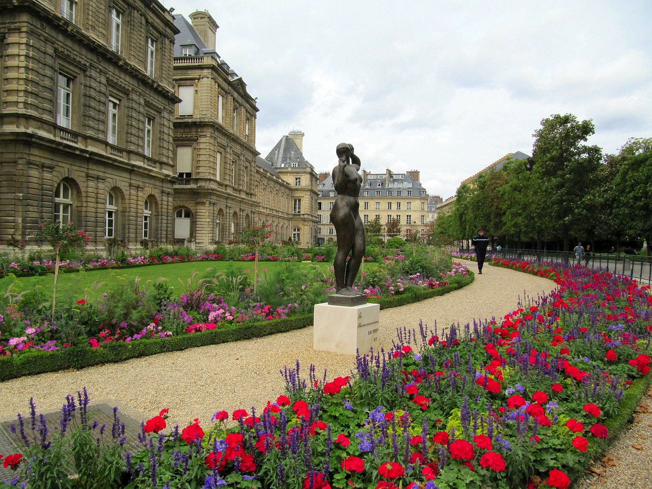 Liuksemburgas, Pastatai, Struktūros, Architektūra, Šaligatvis, Gėlės, Statula, Skulptūra, Paminklas, Vyras